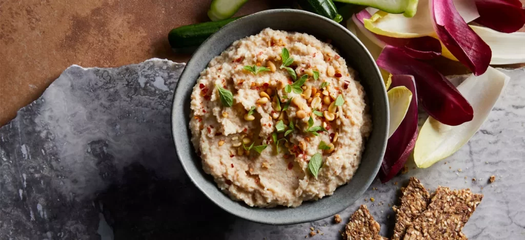 Cauliflower hummus with veggies